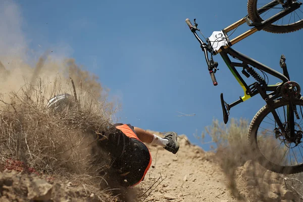 Uomo Cade Drammaticamente Dalla Sua Mountain Bike Ciclista Cade Durante — Foto Stock