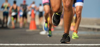 Maraton yarışı, yol koşucuların ayakta çalışan