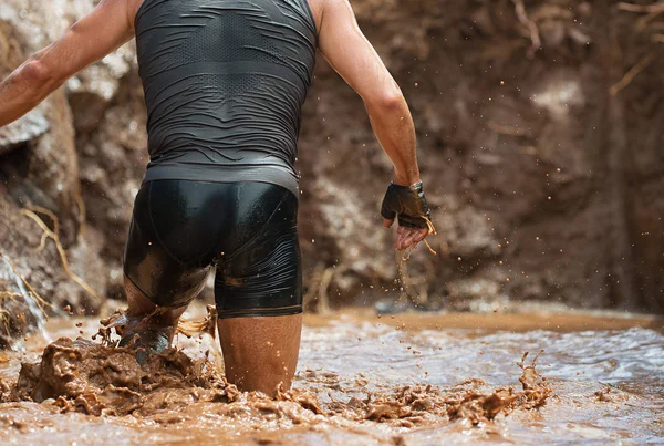 極端な障害物レース中の泥レース ランナー — ストック写真
