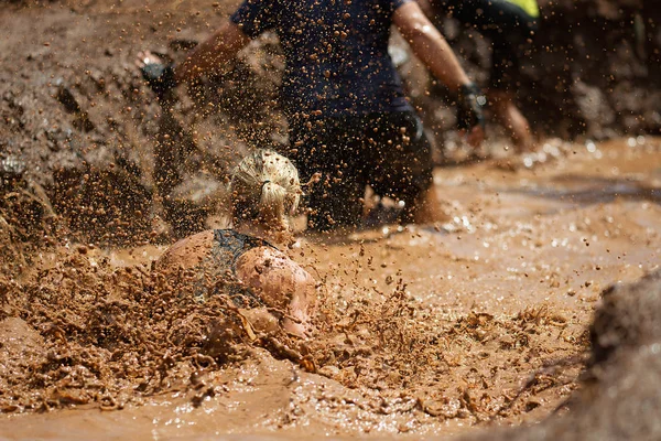 泥赛跑赛跑者 在极端障碍比赛期间 — 图库照片