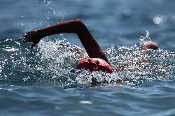 Γυναίκα Κολυμβητής Κολύμβηση Crawl Στο Μπλε Της Θάλασσας — Φωτογραφία Αρχείου