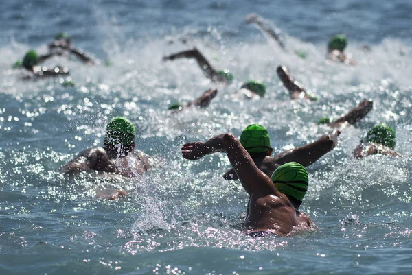 Grupa Ludzi Kombinezon Pływanie Uczestnicy Wyścigu Pływanie — Zdjęcie stockowe