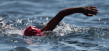 Bilinmeyen yüzücü gezinme mavi denizde yüzme deniz triatlon için eğitim