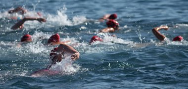 Grup insanlar içinde de triatlon Yüzme wetsuit