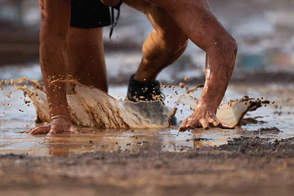 Corrida Lama Runners Crawling Passando Sob Arame Farpado Obstáculos Durante — Fotografia de Stock