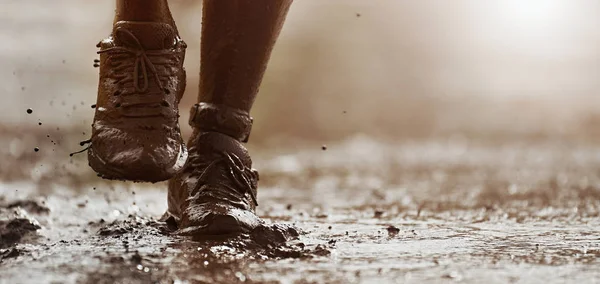 Çamur yarışı ikincisi ayrıntı bacak, çamurlu ayakkabılar koşmak çamurda çalışan