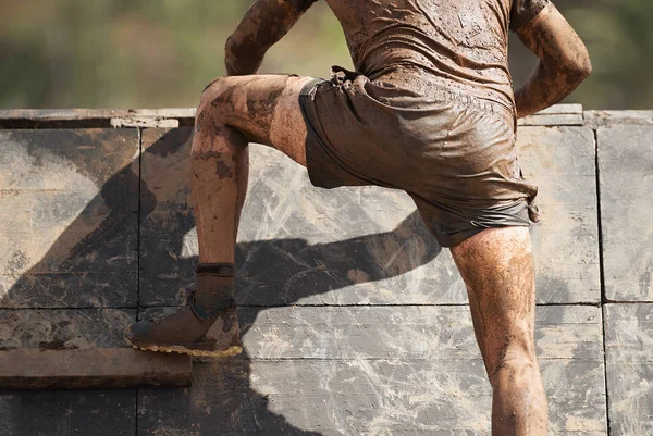 Mud Race Runners View Participant Overcoming Hurdles — Stock Photo, Image