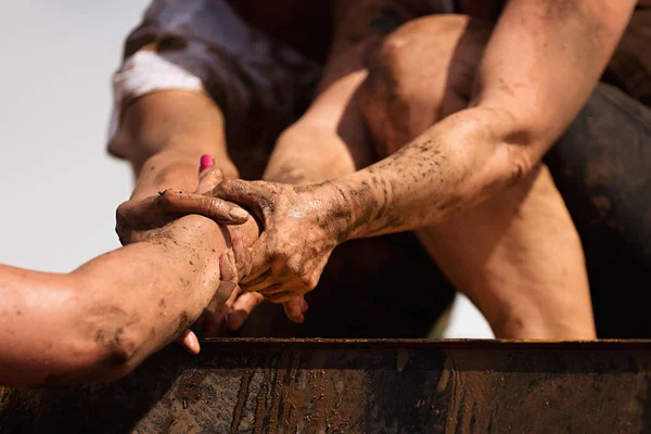 Mud Race Runners Couple Hold Hands Help Overcoming Hindrances Mud — Stock Photo, Image