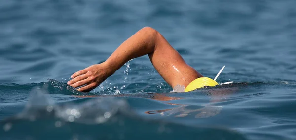 Neznámé Plavec Moři Koupání Procházení Modrém Moři Školení Pro Triatlon — Stock fotografie