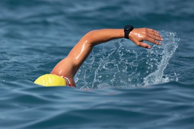 Gezinme mavi denizde Yüzme adam yüzücü