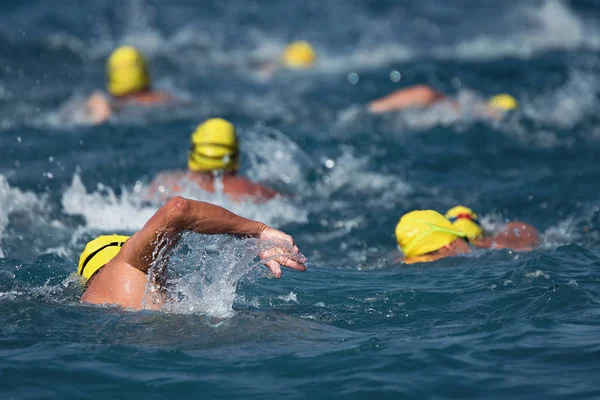 Τρίαθλο Κολυμβητές Στην Ανοιχτή Θάλασσα Προβάλετε Από Πίσω — Φωτογραφία Αρχείου