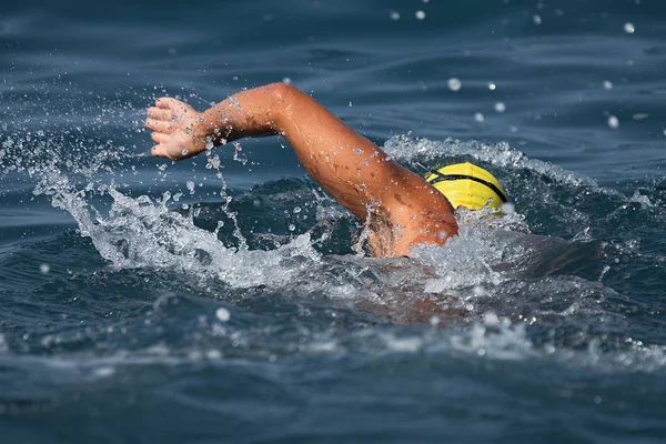 Άνθρωπος Κολυμβητής Κολύμβηση Crawl Στο Μπλε Της Θάλασσας Κατάρτιση Για — Φωτογραφία Αρχείου