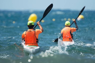 Çoruh dalgalar breaking aracılığıyla onların okyanus kayık surf ski yarış