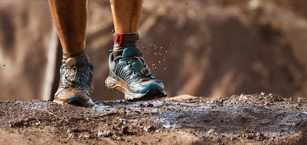 Mud Závod Běžce Detail Nohy Bahnité Běžecká Obuv Běh Blátě — Stock fotografie