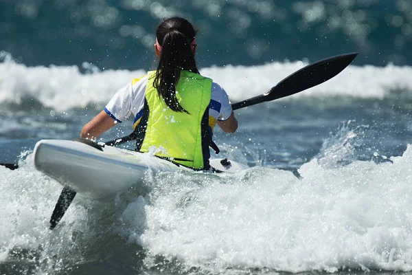 Paddlers Race Ocean Kayak Surf Skis Breaking Waves — Stock Photo, Image