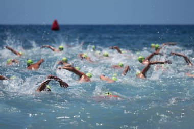 Açık denizde, triatlon yüzücüler görüntülemek arkadan