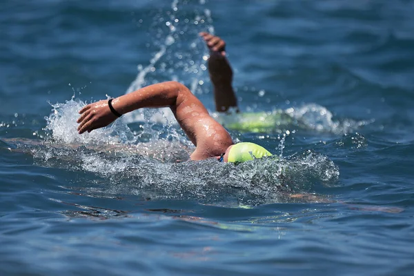 Plavce Plavání Procházet Modrém Moři Školení Pro Triatlon — Stock fotografie