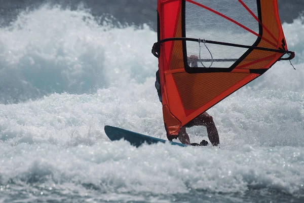 Windsurfer Surf Vento Sulle Onde Nel Mare Dell Oceano — Foto Stock