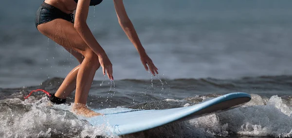 Una Mujer Aprende Surfear Ola Surfeando Las Olas Azules — Foto de Stock