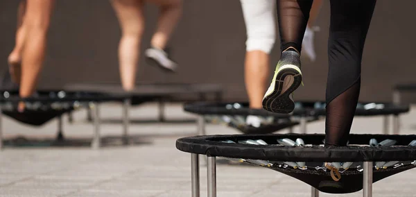 Mulheres Fitness Pulando Pequenos Trampolins Exercício Rebote — Fotografia de Stock