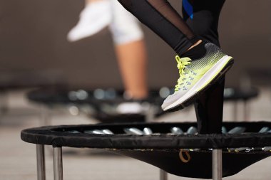 Küçük trampolines üzerinde atlama fitness kadınlar egzersiz ribauntçu üzerinde