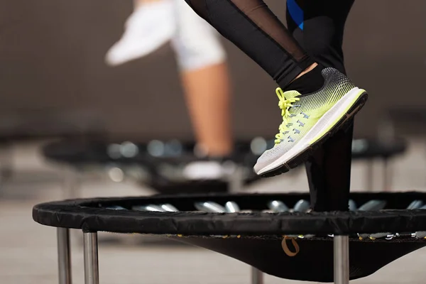 Küçük trampolines üzerinde atlama fitness kadınlar egzersiz ribauntçu üzerinde