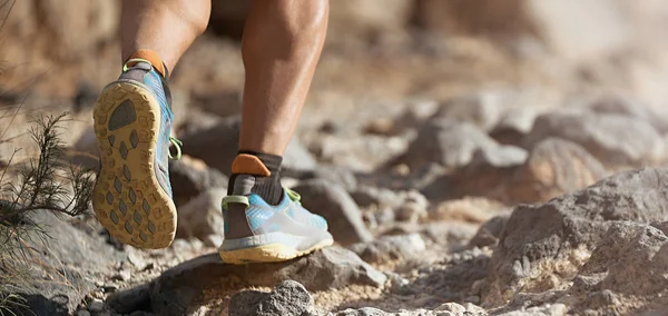 Αθλητής Αθλητικά Παπούτσια Τζόκινγκ Τρέξιμο Φύση Αθλητής Τρέχει Βραχώδες Μονοπάτι — Φωτογραφία Αρχείου