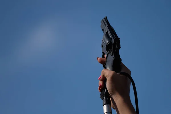 Começando Pistola Sendo Disparado Mão Disparando Uma Arma Para Iniciar — Fotografia de Stock