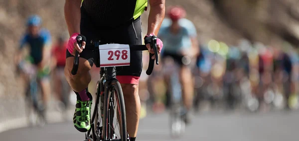 Ciclismo Competencia Los Atletas Ciclistas Montar Una Carrera Alta Velocidad — Foto de Stock