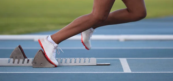 Atleta Dejando Bloques Partida Pista Atlética — Foto de Stock