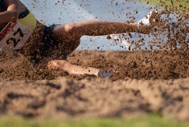 Kadın atlet sandpit uzun atlama iniş atlama