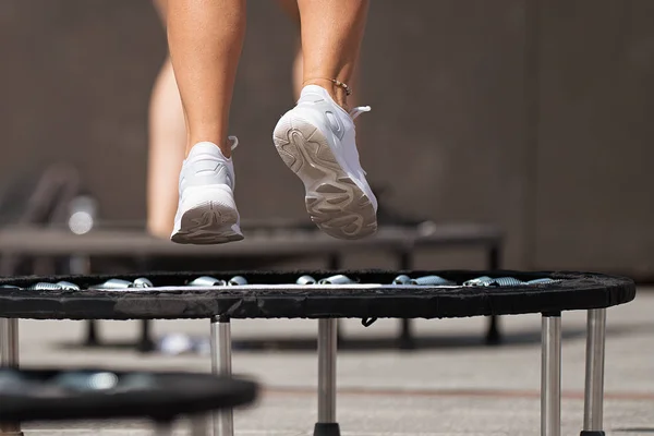Γυμναστικής Γυναικών Άλμα Μικρό Τραμπολίνα Άσκηση Στο Ριμπάουντερ — Φωτογραφία Αρχείου