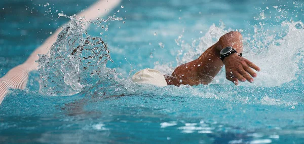 Άνθρωπος Κολυμβητής Ανιχνεύσουμε Κολύμπι Στην Πισίνα — Φωτογραφία Αρχείου