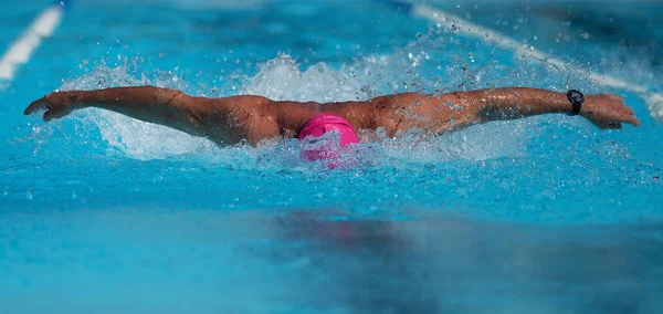 Спортсмен Плавает Бабочкой Бильярдной Дорожке — стоковое фото