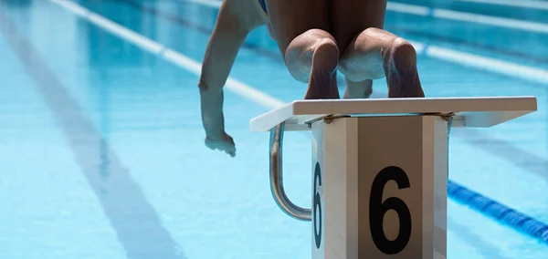 Nuotatrice Salta Fuori Blocco Partenza Iniziare Nuotare Piscina — Foto Stock