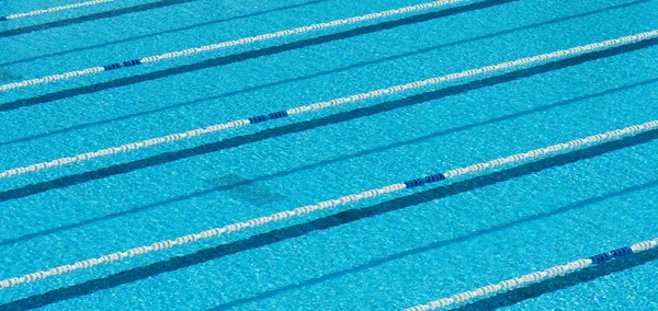 Piscina Con Agua Azul Para Natación Deportiva Con Pistas Pistas —  Fotos de Stock