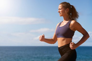 Fitness kadın çalışan yaz tatillerini plajda egzersiz, maraton için eğitim