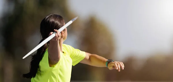 Vrouwelijke Atleet Gooien Een Speerwerpen Achteraanzicht — Stockfoto