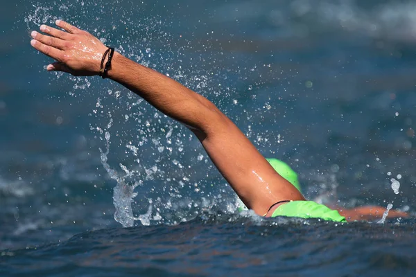 Hombre Nadador Nadando Arrastrarse Mar Azul Entrenamiento Para Triatlón — Foto de Stock