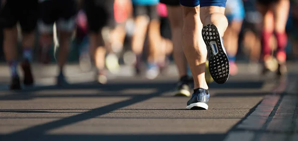 Marathonläufer Laufen Auf Stadtstraße Detail Den Beinen — Stockfoto
