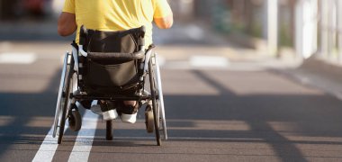 Yolda tekerlekli sandalyede Engelli adam