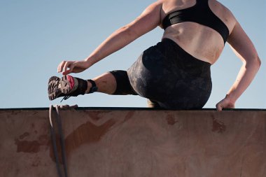 Çamur yarışçıları engelleri aşmak için katılımcıya bakıyor