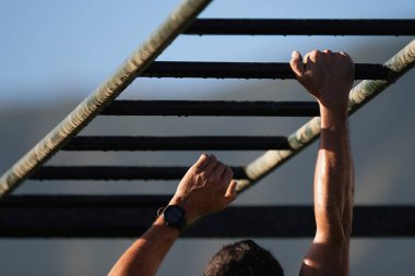 Eller engeli aşmak engelleri yarış rayları üzerinde çalışan yarış çamur. El içinde el