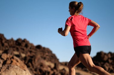 Çapraz ülke iz runner, dağda çalışan kadın