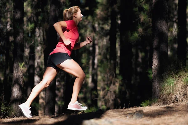 Спортсменка Біжить Лісовій Доріжці Біжить Через Ліс — стокове фото