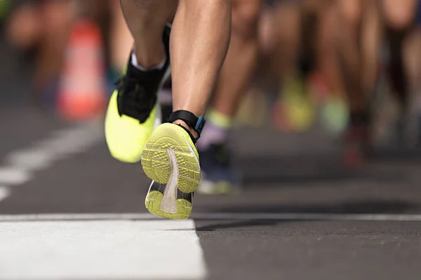 Maraton Igång Mot Bakgrund Kvällen Detalj Ben Med Sportskor — Stockfoto