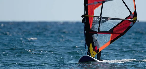 Windsurfer Surfeando Viento Sobre Las Olas Océano Actividad Deportiva Recreativa —  Fotos de Stock