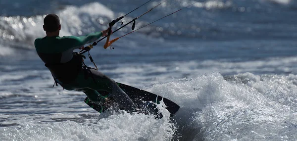 Een Kite Surfer Rijdt Golven Plezier Oceaan Extreme Sport — Stockfoto