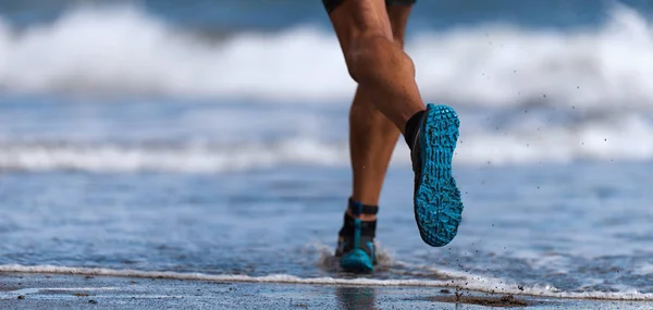 Atleta Corridore Che Corre Sulle Onde Della Spiaggia Mare — Foto Stock