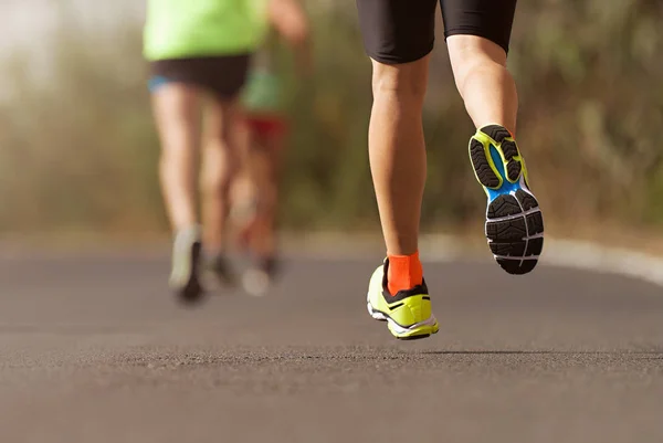 Löpare Fötter Kör Väg Som Närbild Sko Manliga Triathlet Löpare — Stockfoto